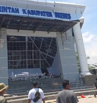 Warga menyaksikan Gedung KPT Brebes ambruk. (tiktok)
